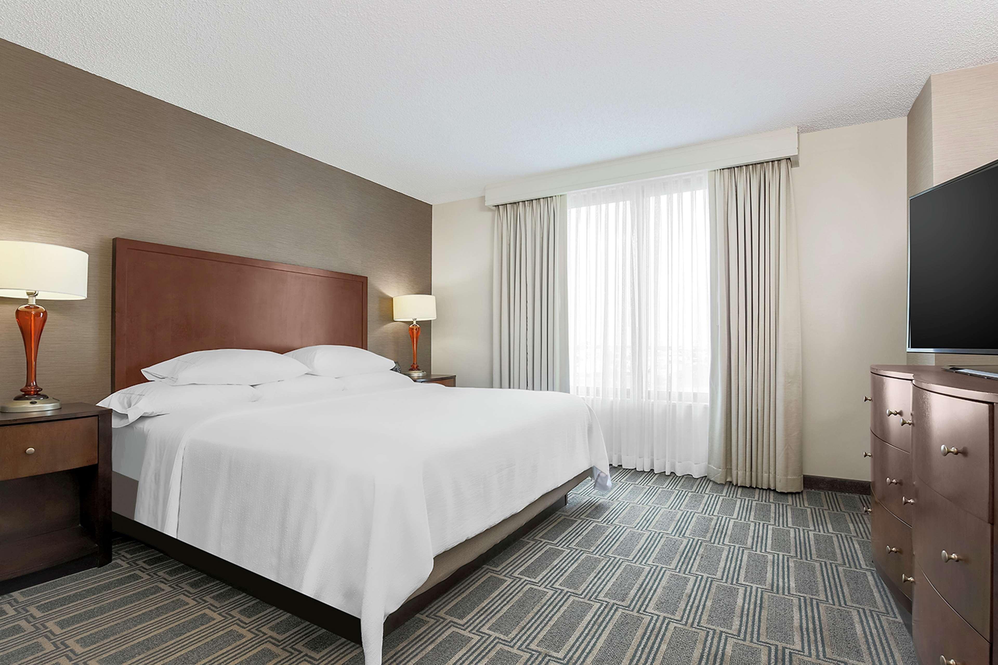 Embassy By Hilton Chicago Hotel Lombard