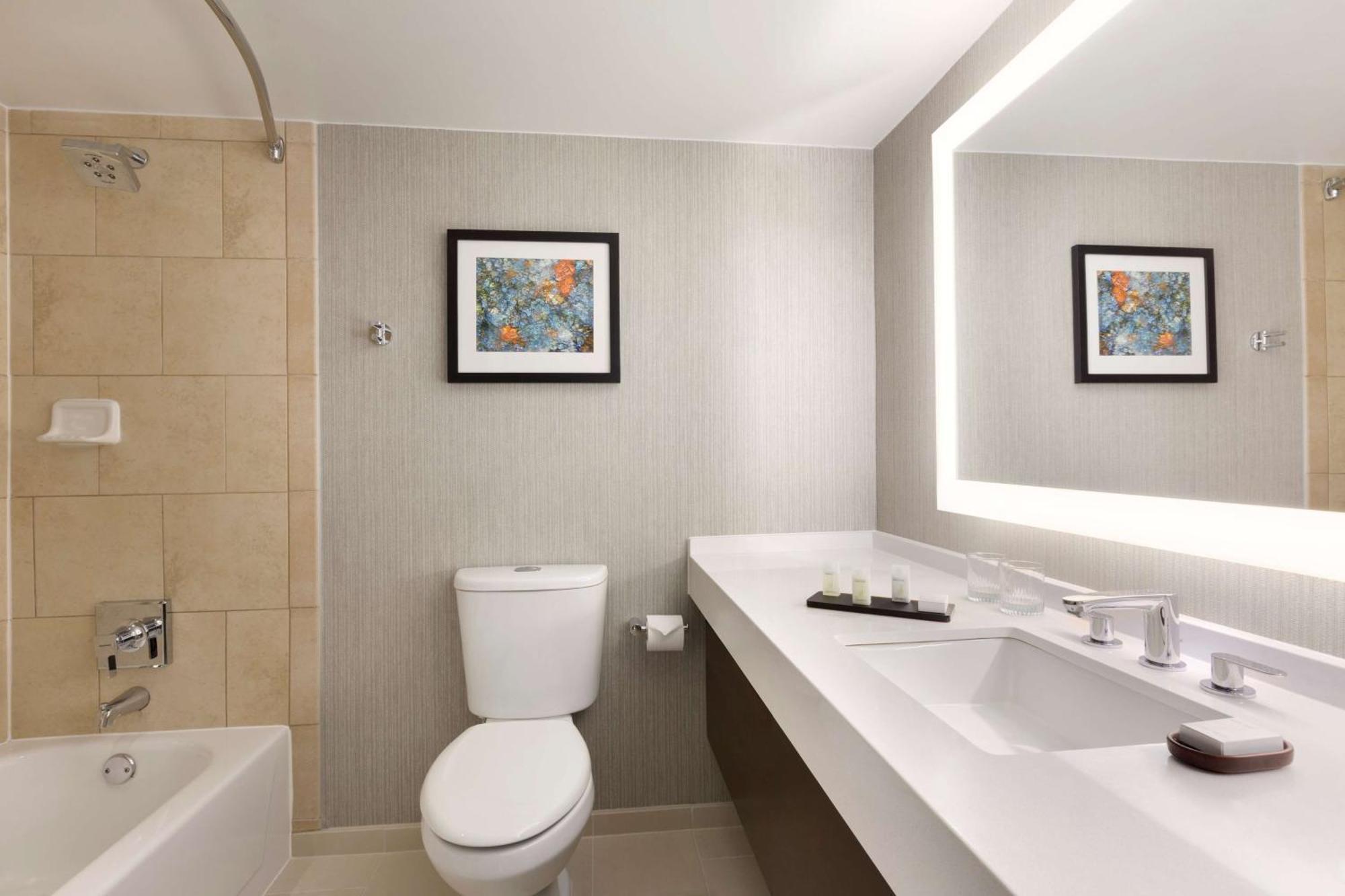 Hotel Embassy By Hilton Chicago Lombard
