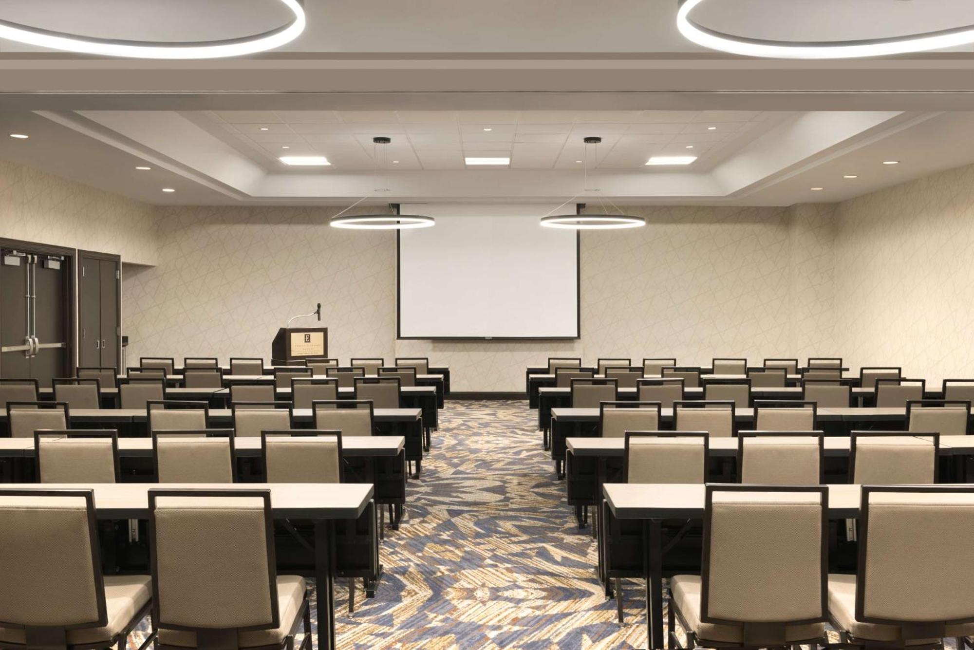 Embassy By Hilton Chicago Lombard